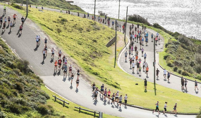 People running along King Edward Park in the Hill to Harbour fun run. 