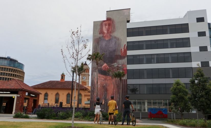 Newy Rides bicycle tour looking at street art © Newy Rides